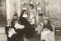 Clase de costura con la madre Mª Teresa en las Hmnas