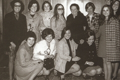 Jubilación profesora Dª Antonio Martinez con antiguas alumnas-1970